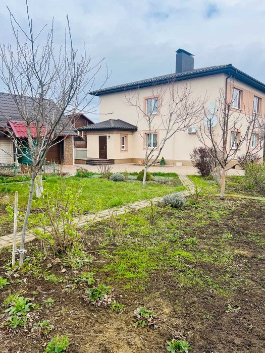 Продам двох поверховий будинок у Луці Мелешківській