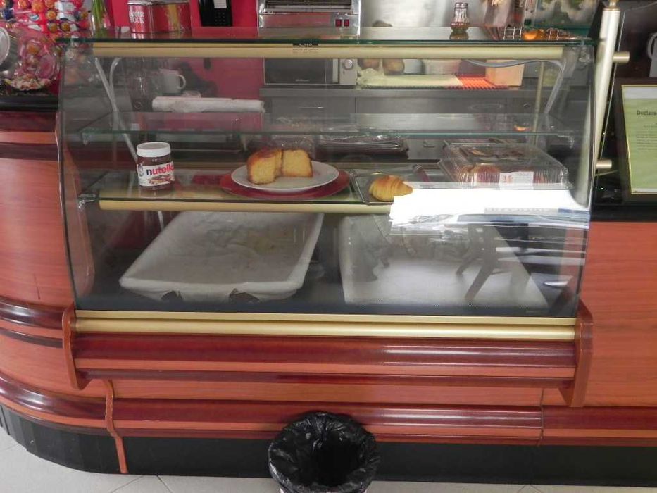 Balcão com vitrines  refrigeradas