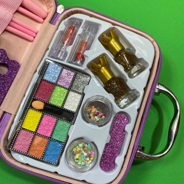 Детская косметика в чемодане венздей