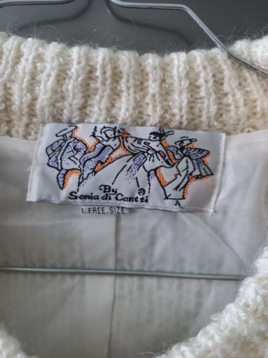 Casaco novo em malha branca com bordados coloridos