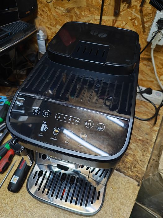 Кавомашина DeLonghi Magnifica Evo ECAM 290.22  Стан нової!