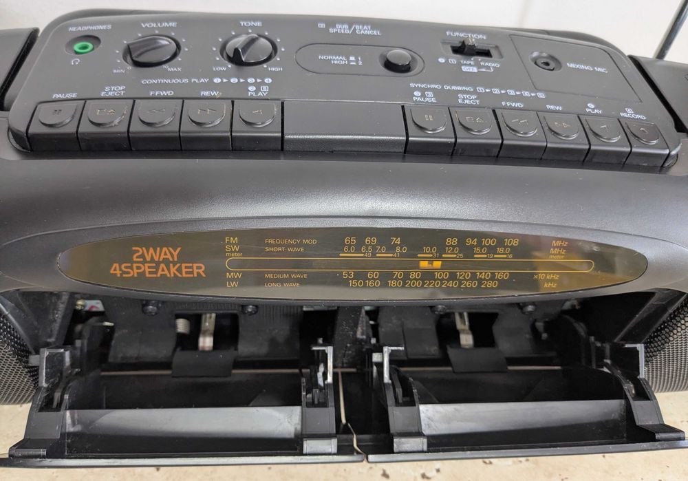 Вінтажна магнітола SANYO MW-806LO, стан задовільний, все працює, Ірпінь.