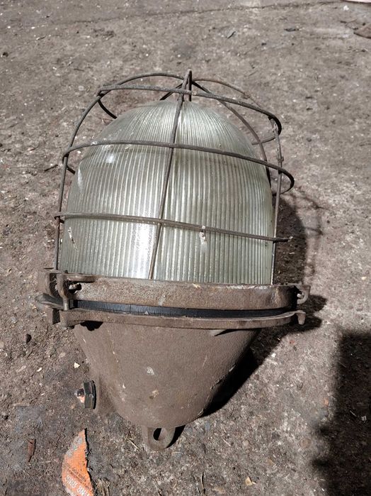 Lampa przemysłowa magazynowa stara "komunistyczna"