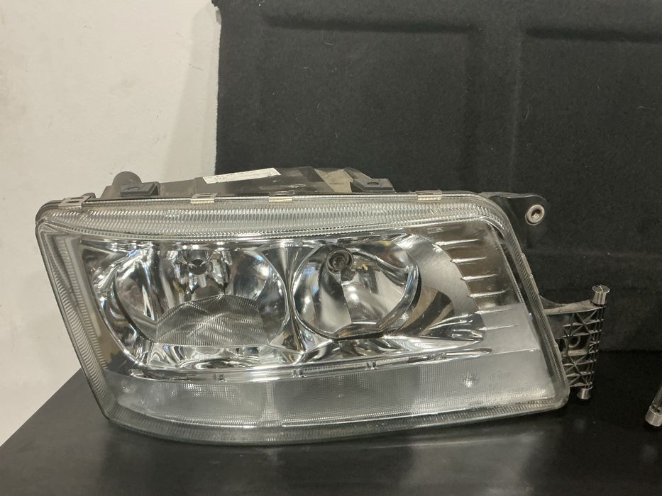 FAROL /OTICA DIREITA ESQUERDA CAMIAO MAN TGX L2007 ANO 2018