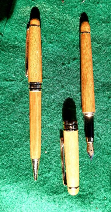 Conjunto de canetas em madeira