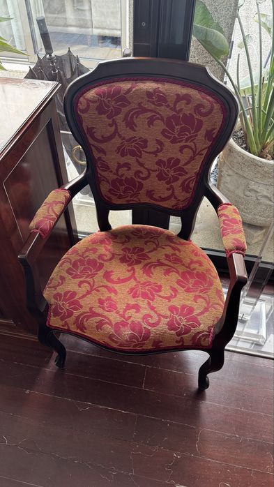 2 cadeiras classicas estofadas em tecido floral