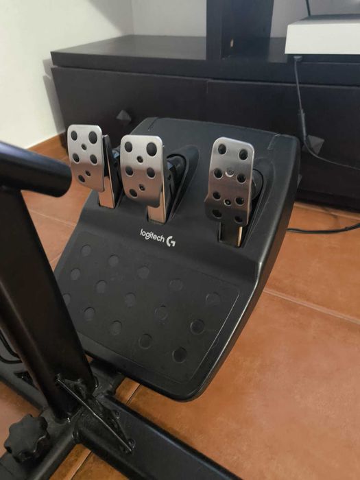 Cadeira Racing Playseat + Volante, pedais e shifter logitech p/ Xbox ou PC