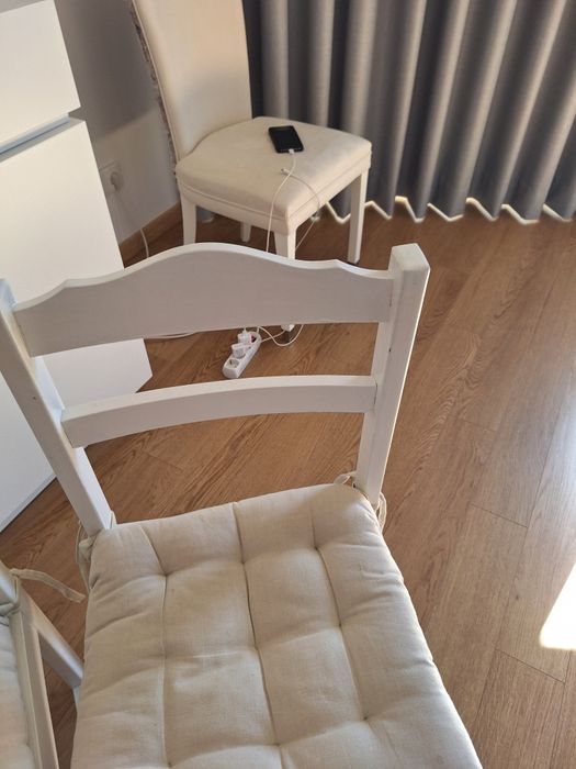 Cadeiras brancas com almofada (madeira)