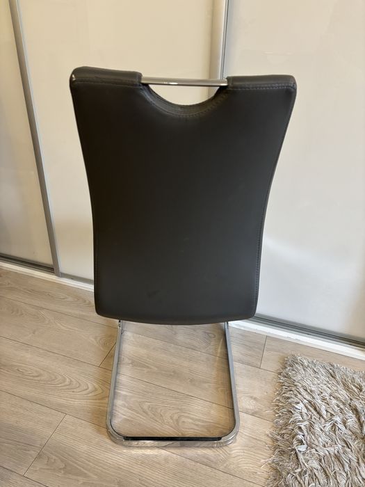 Krzesła w kolorze ciemnej szarości