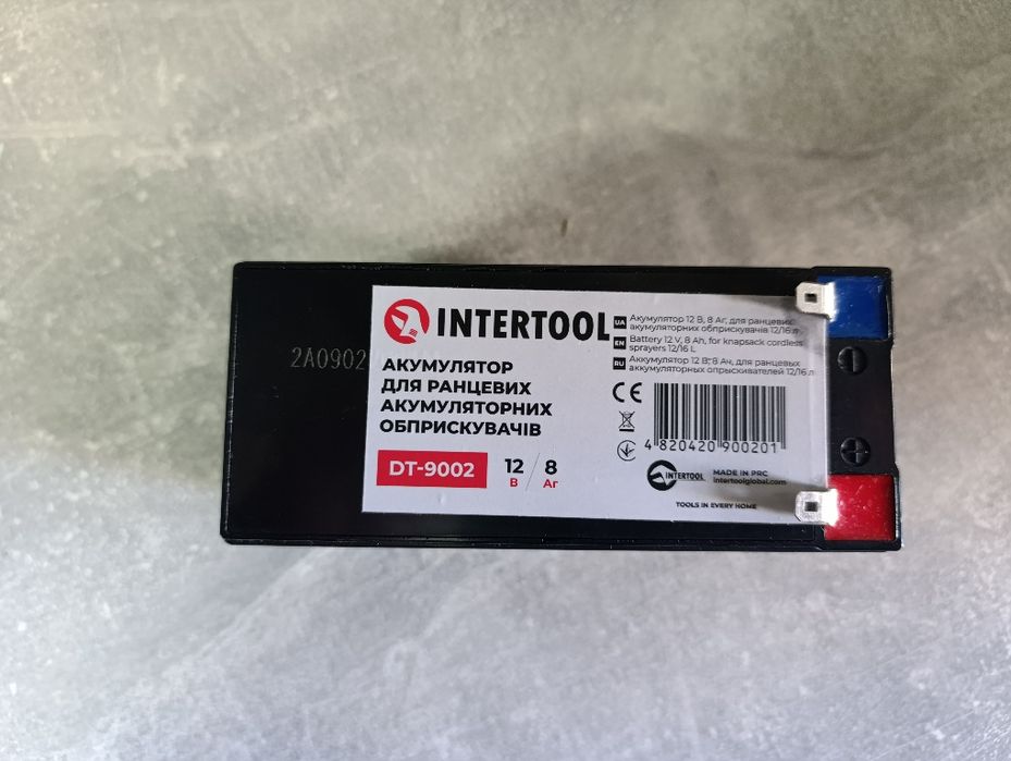 Батарея . акумулятор з робочою напругою 12 В і ємністю 8 А