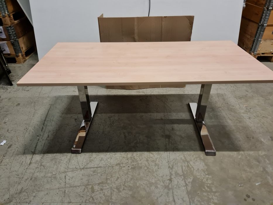 Chromowane biurko regulowane elektrycznie