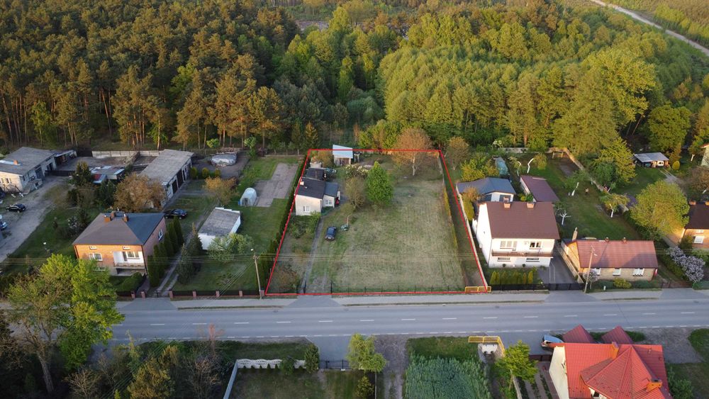 Duża działka z domkiem przy lesie w spokojnej okolicy