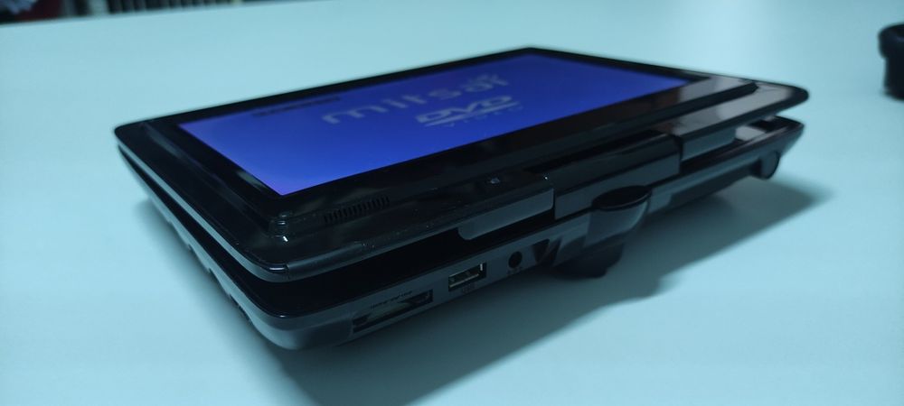 Portable DVD player64298393168769122