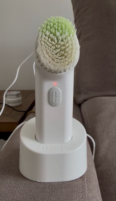 Clinique Sonic System purifying cleasing brush