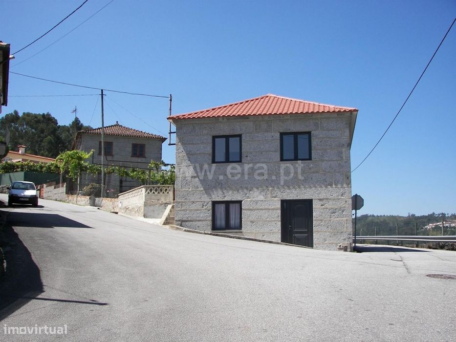 Moradia em pedra bi-familiar em Antime