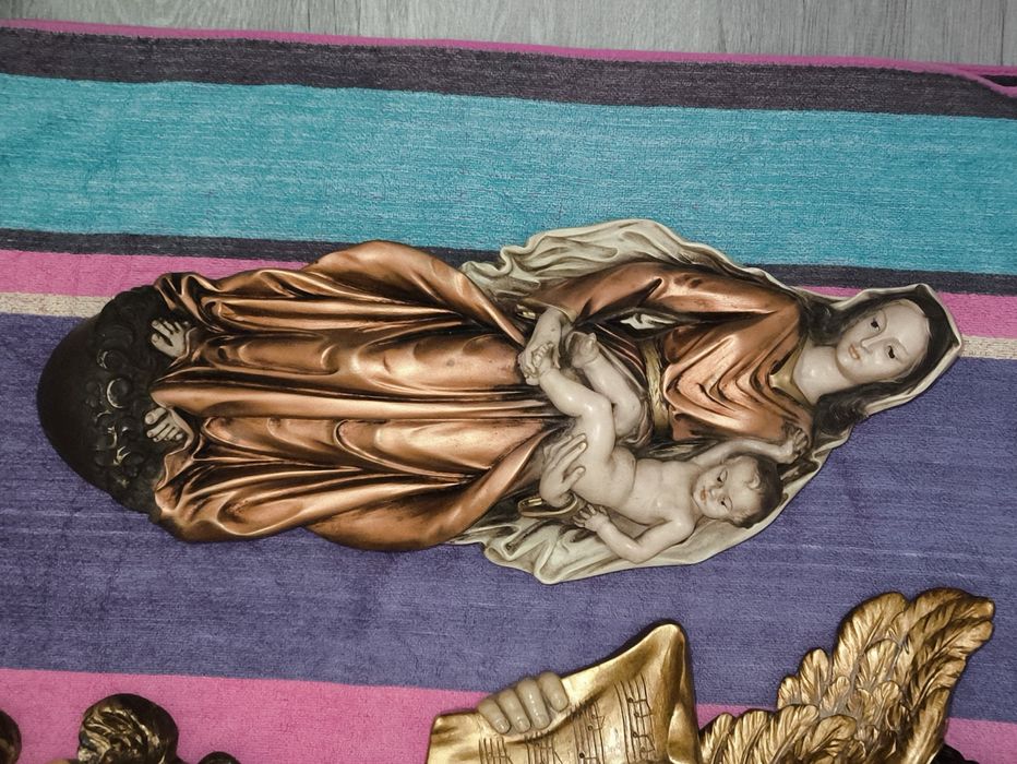Imagem Mãe com o menino ao colo.