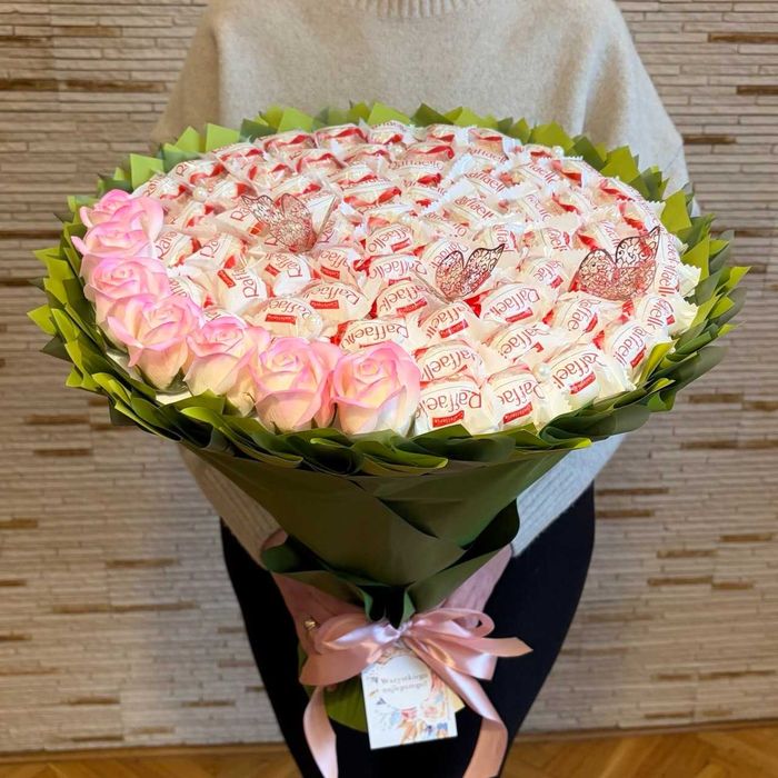 Prezent na 70 urodziny. Bukiet Raffaello 70 szt i mydlanych róż. Ślub