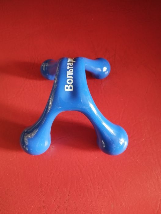 Міні масажер длінна 11см ціна200гр .три насадки на батарейки пишіть.