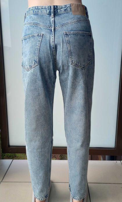 Niebieskie jeansy z wysokim stanem