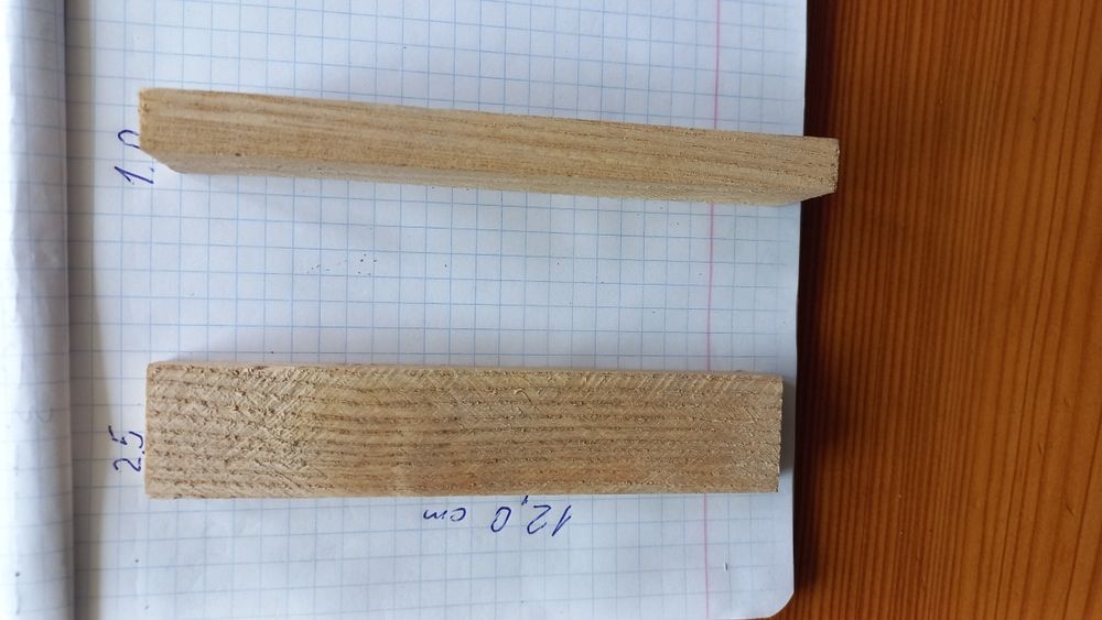 Mozaika podłogowa drewniana o wymiarach 12x2,5x1.0 cm.