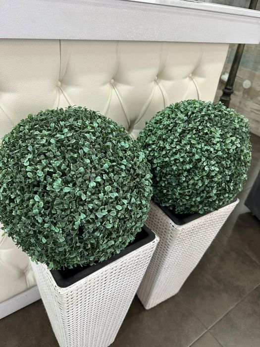 Par de Topiárias Artificiais com Vasos Altos Brancos – Decoração