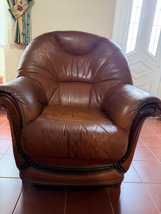 Sofas em pele. Castanho e detalhes madeira