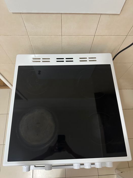 Fogão BEKO FSS67000GW (71 L - Elétrico de Vitrocerâmica - Branco)