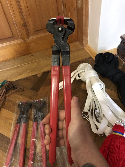 упряж для коней,кліщі для копит,ножі,рашпилі