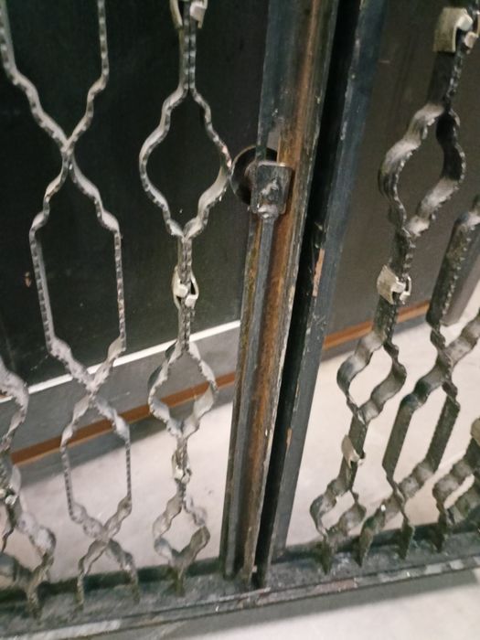 Metalowe ażurowe drzwiczki ozdobne