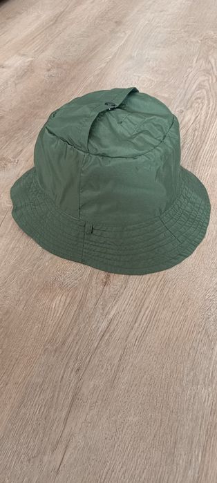 Панама кольору хакі.