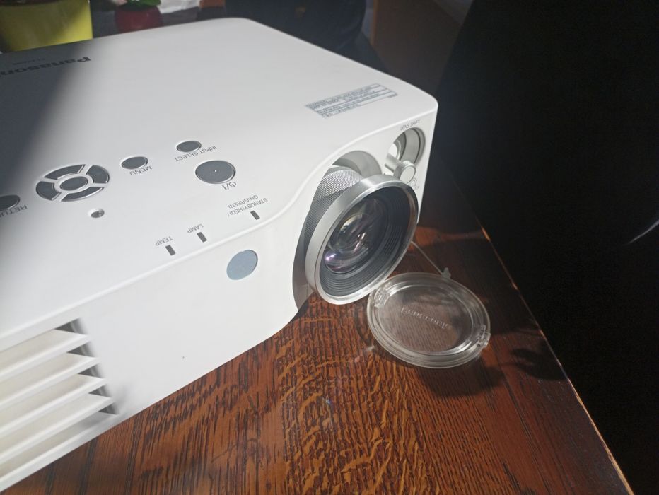 Panasonic pt-ax200e