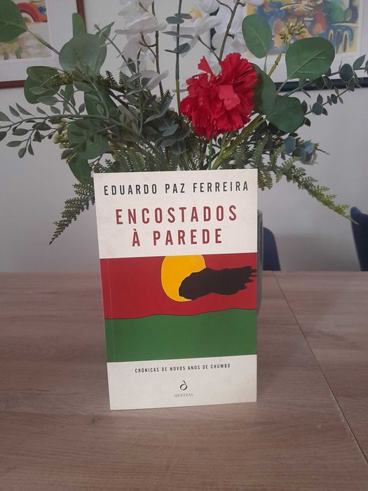 Encostados à Parede