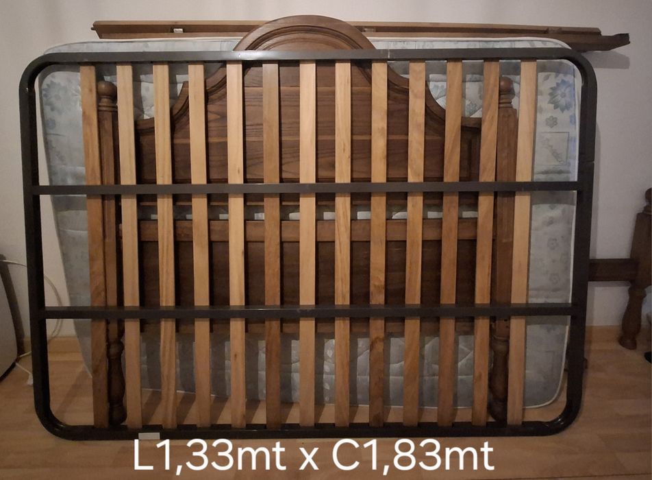 Vários móveis, cómodas, mesinhas de cabeceira, cama e aparador