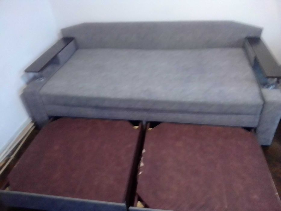 Диван в доброму стані