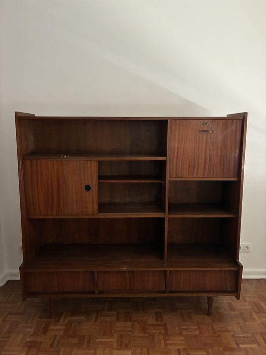 Movel de madeira macica com 3 andares, usado mas muito bem conservado.