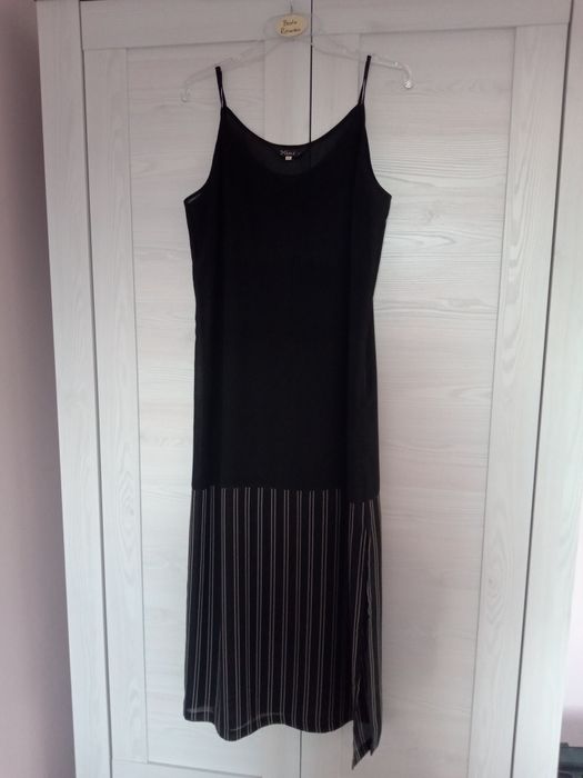 Czarna sukienka na ramiączkach z rozcięciem