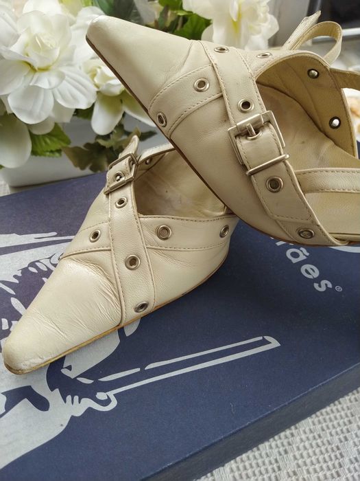 Sapatos cremes, muito elegantes - Tamanho 37