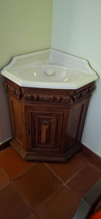 Lavatorio de loiça com móvel antigo