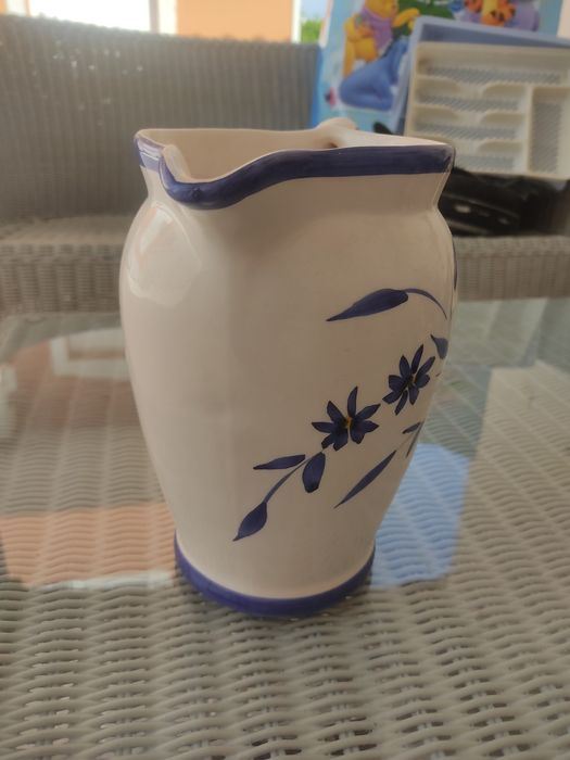 Jarro de vinho branco pintado à mão.