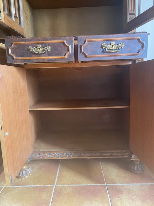 Vitrine clássica em Mogno Maciço com aparador - De grande qualidade