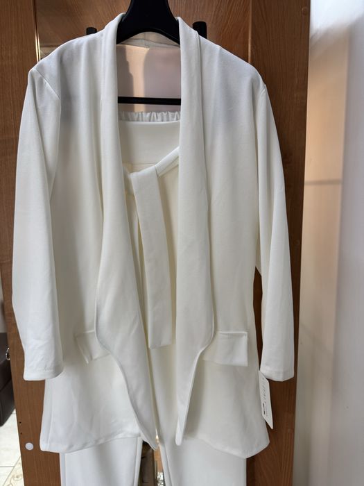 Biały kostium damski