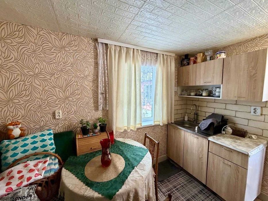 Продаж будинку з доглянутою ділянкою 6 сот.  Асфальтований доїзд