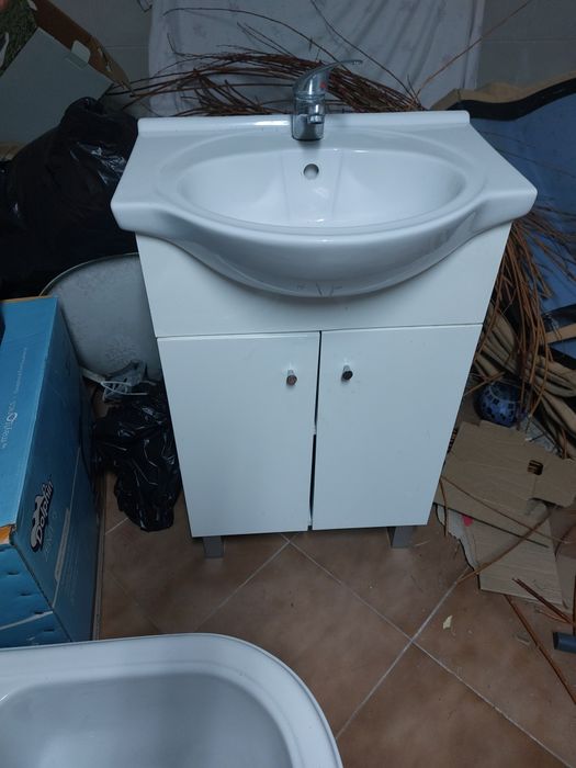 Movel branco wc com torneira