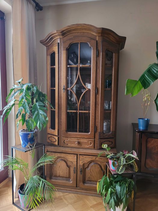 Klasyczny kredens z drewna ze zdobieniami