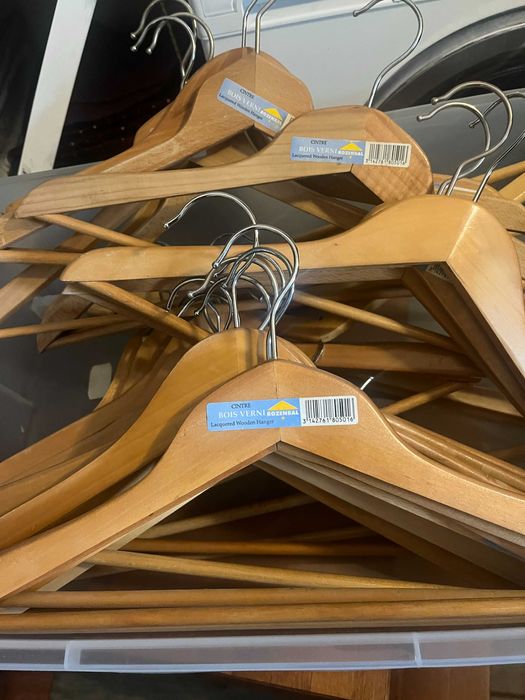 Conjunto de 6 cabides de madeira