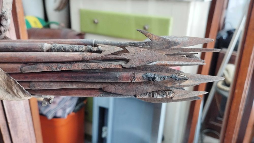 Aljava em pele antiga com 25 flechas.