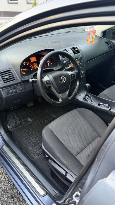 Toyota Avensis.