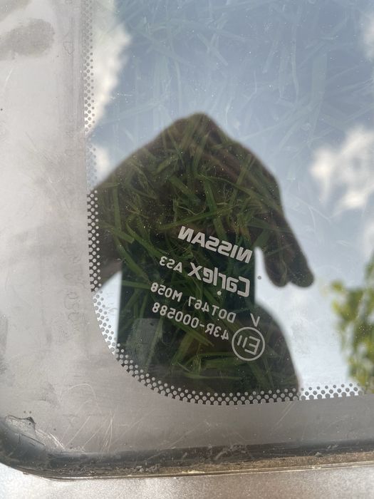 Nissan Rogue форточка