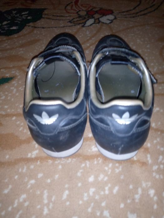 Кроссовки Adidas.