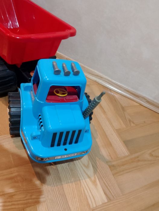 Duży samochód z przyczepą wywrotką